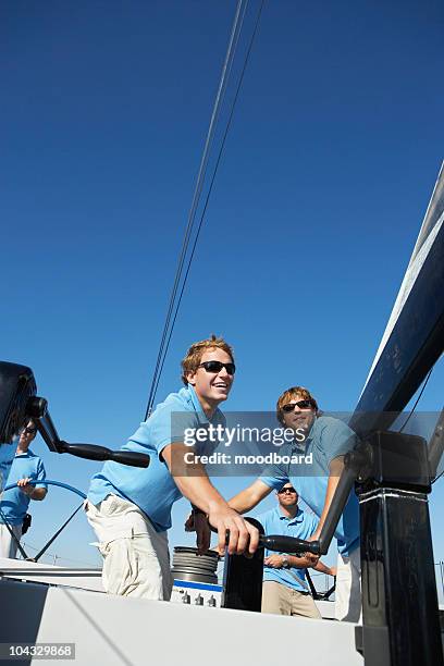 sailing team on yacht - poulie photos et images de collection