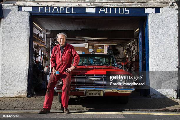 auto mechanic with restored 1961 chevrolet impala - chevrolet shop photos et images de collection
