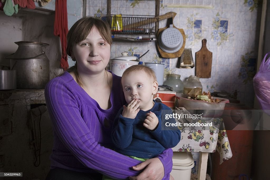 Junge Mutter und Kind Sitzen im Innenbereich