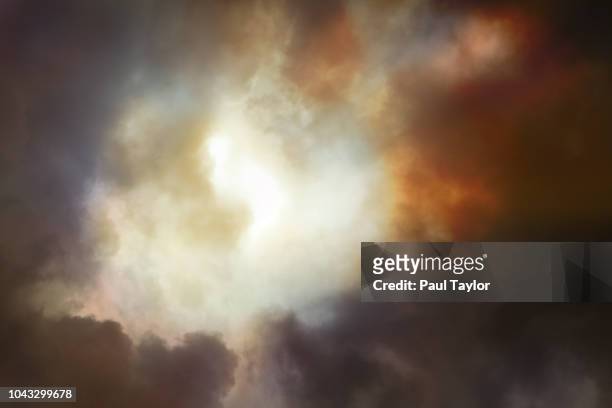 clearing clouds - atmosferische lucht stockfoto's en -beelden