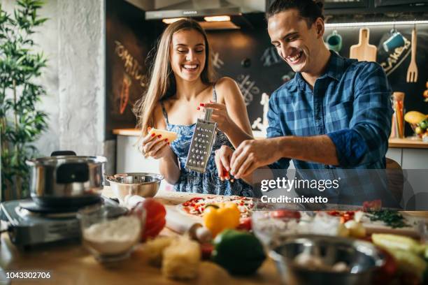 zelfgemaakte pizza - cooking together stockfoto's en -beelden