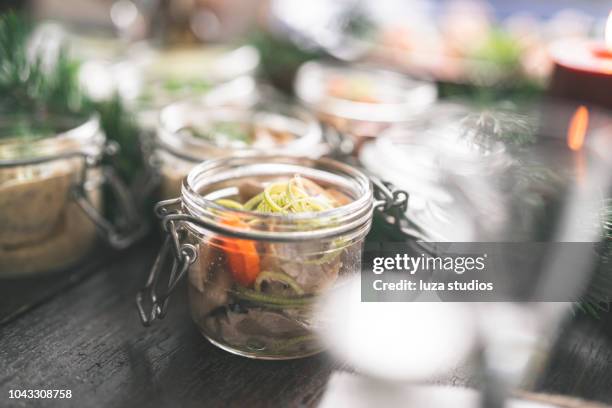 traditionele zweeds gebeitst haring met kerstmis - pickle jar stockfoto's en -beelden