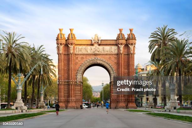 bacelona arc de triomf during sunrise in the city of barcelona in catalonia, spain. the arch is built in reddish brickwork in the neo-mudejar style - barcelona bildbanksfoton och bilder