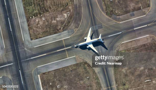 aerial view of sydney international airport. australia - airplane runway stock-fotos und bilder