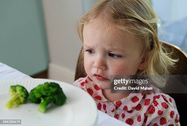 little girl not wanting to eat broccoli - crucíferas - fotografias e filmes do acervo