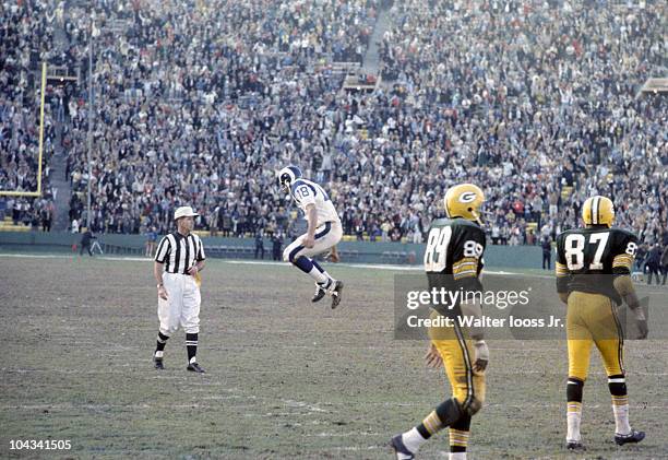 Los Angeles Rams QB Roman Gabriel upset during game with referee during game vs Green Bay Packers. Los Angeles, CA 12/9/1967 CREDIT: Walter Iooss Jr.