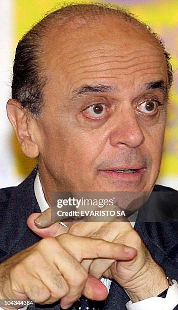 Presidential candidate Jose Serra talks to political leaders in Brasilia, Brazil 09 October 2002. El candidato oficialista a la presidencia de...