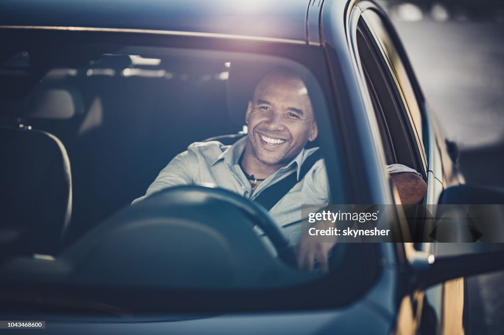 Empresario americano africano feliz ir en un viaje en coche.