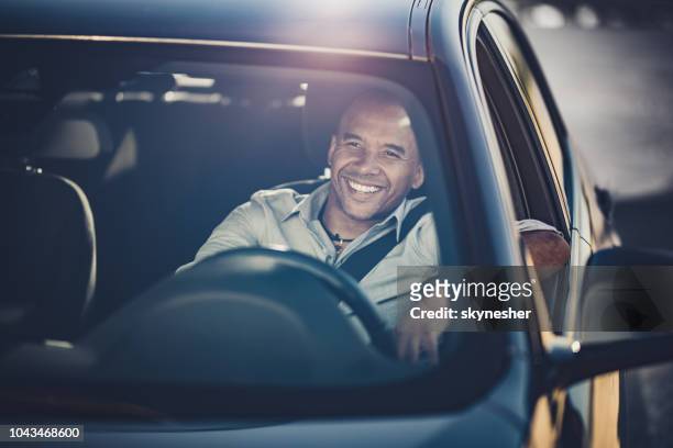 車で旅行に行く幸せなアフリカ系アメリカ人の実業家。 - フロントガラス ストックフォトと画像