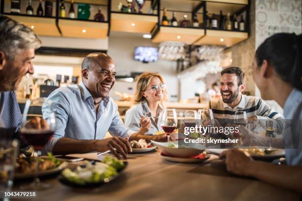 groep van vrolijke zakelijke mensen plezier op een lunch. - dining stockfoto's en -beelden