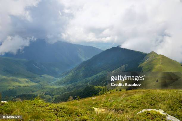 vue sur la montagne stara planina - bulgaria photos et images de collection
