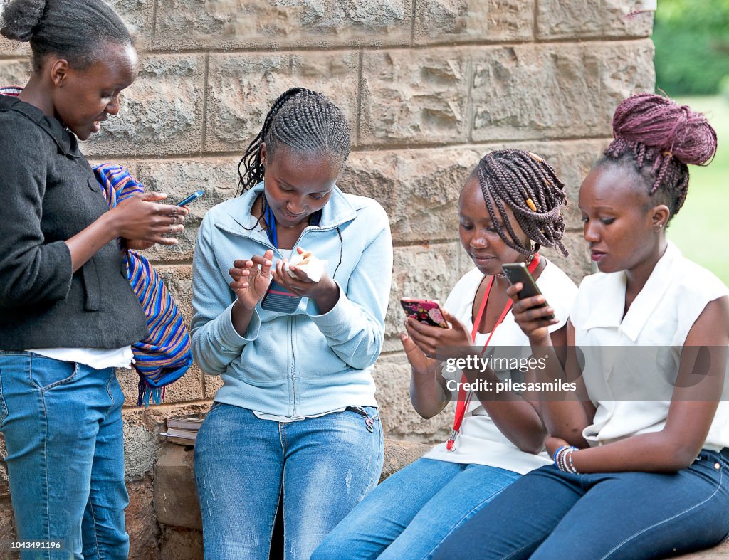 Moderne kenianische Mädchen mit Mobile, Nairobi, Kenia, Afrika