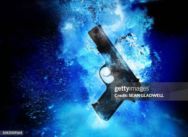 handgun underwater - trigger stockfoto's en -beelden