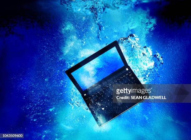 netbook underwater - laptop netbook fotografías e imágenes de stock