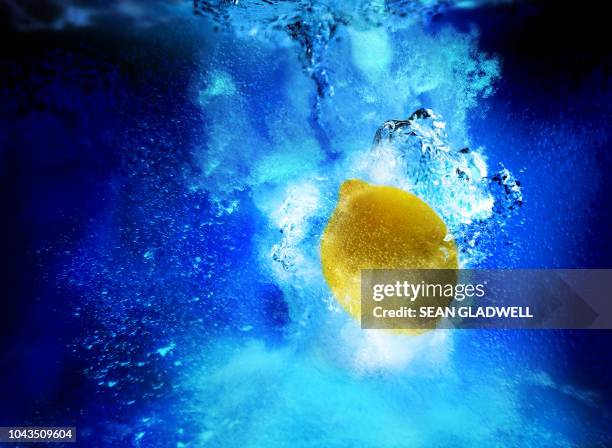 lemon dropped in water - carbonated water fotografías e imágenes de stock