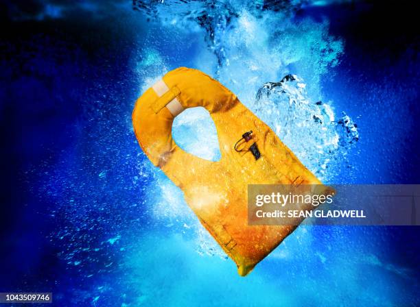 life jacket sinking - colete-salva-vidas imagens e fotografias de stock