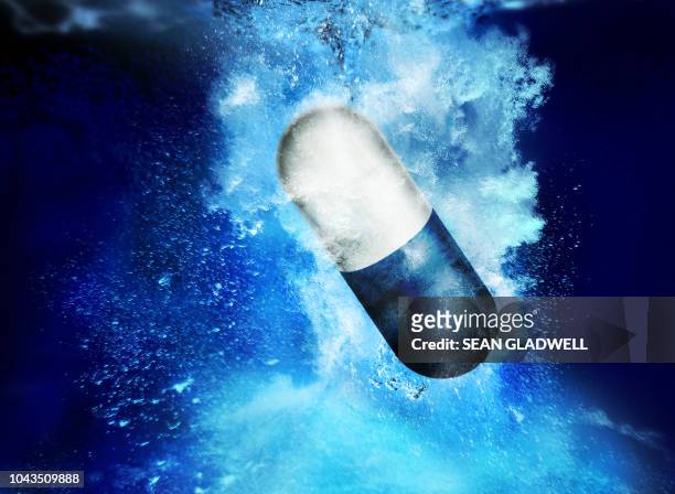 medical pill in water - 分解 ストックフォトと画像