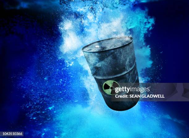 toxic waste barrel - radioactiviteit stockfoto's en -beelden