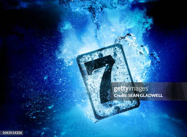 number seven metal sign sinking - zahl 7 stock-fotos und bilder