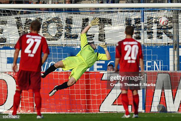 Dennis Eilhoff of Bielefeld receives the second goal during the Second Bundesliga match between VfL Bochum and Arminia Bielefeld at the Rewirpower...