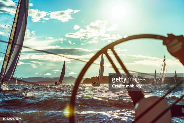 regata velica nella soleggiata mattina d'autunno - avvenimento sportivo foto e immagini stock