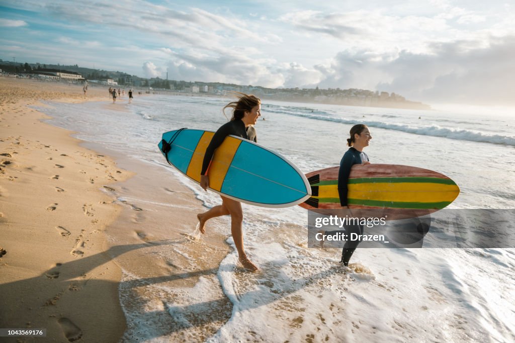 Leidenschaft für das Surfen im Sommer