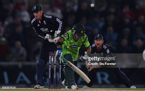 England wicketkeeper Steven Davies and Paul Collingwood look on as Pakistan batsman Fawad Alam is bowled by Graeme Swann during the 5th NatWest ODI...