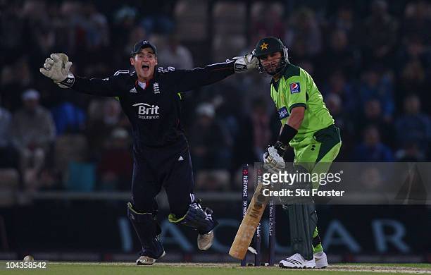 England wicketkeeper Steven Davies celebrates as Pakistan batsman Shahid Afridi is bowled by Graeme Swann during the 5th NatWest ODI between England...