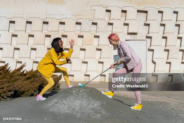 two alternative friends golfing - barcelona fashion day 2 stockfoto's en -beelden