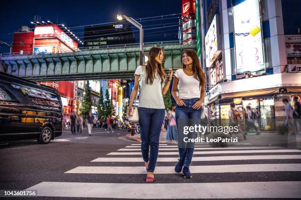 女性の友人で東京の街探索ダウンタウンで買い物して - 秋葉原 ストックフォトと画像