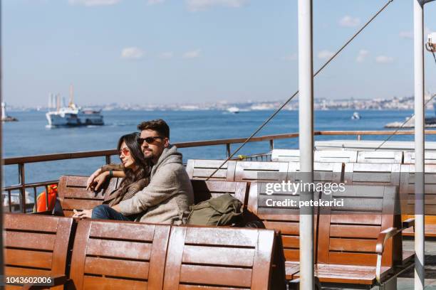 jong (echt) paar op istanbul veerboot - istanboel europese deel stockfoto's en -beelden