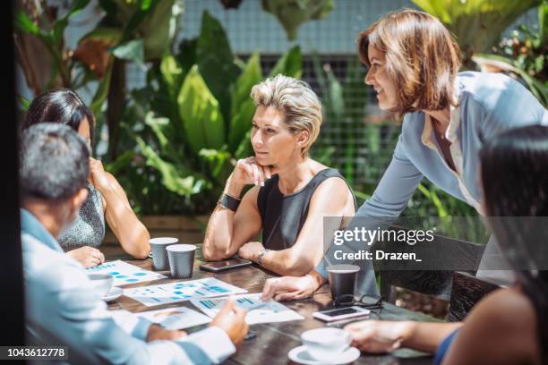 mujer jefe es encontrar soluciones para superar los problemas existentes en la empresa - empresa de carácter social fotografías e imágenes de stock