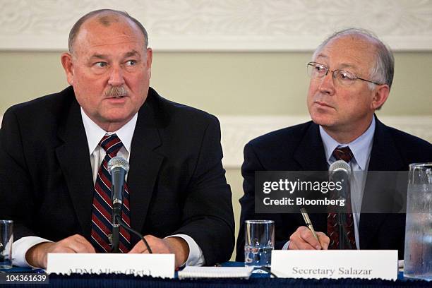 Admiral Thad Allen, U.S. Coast Guard National Incident Commander, left, and Kenneth ÒKenÓ Salazar, U.S. Interior secretary, speak during a meeting at...