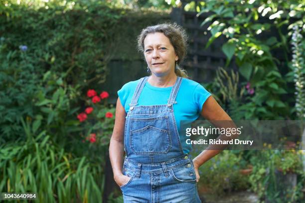 portrait of mature woman in her garden - frau 50 garten stock-fotos und bilder