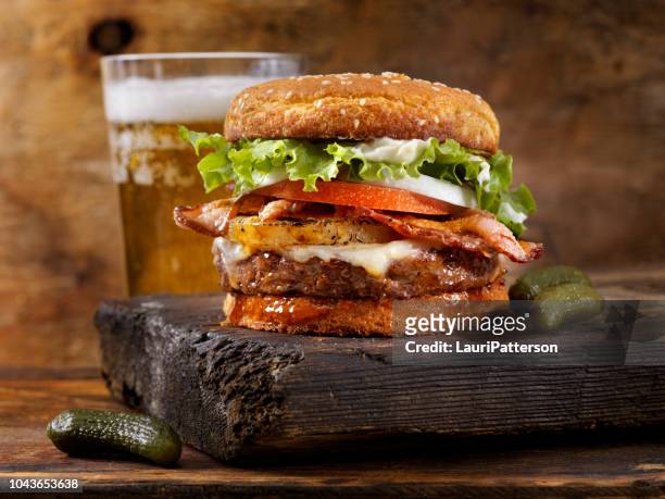 100 % gluten-frei/low carb/hamburgerbrötchen und bier mit speck und ananas - bacon cheeseburger stock-fotos und bilder