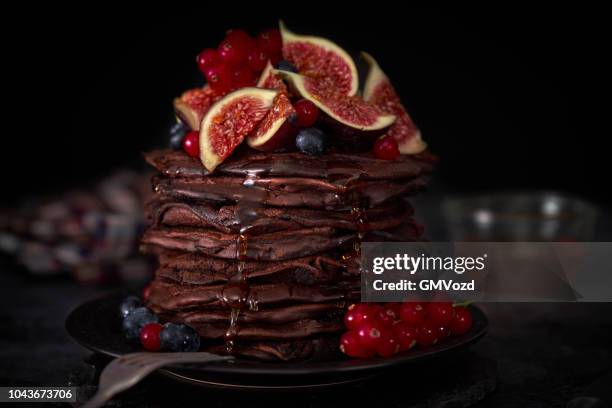 schokolade-pfannkuchen-turm mit frischen feigen - buttermilch stock-fotos und bilder