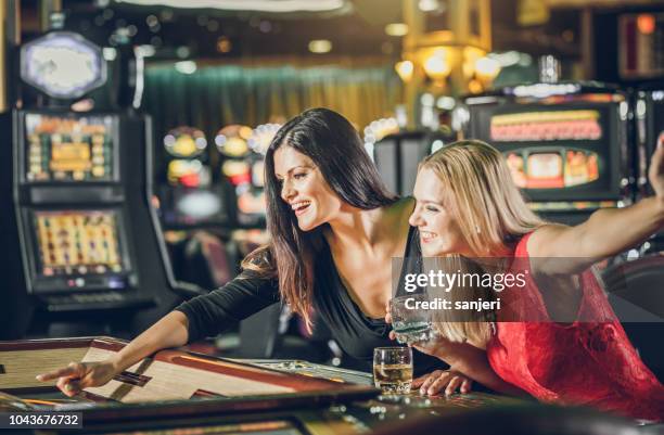 mensen die gokken in het casino - casino table games stockfoto's en -beelden