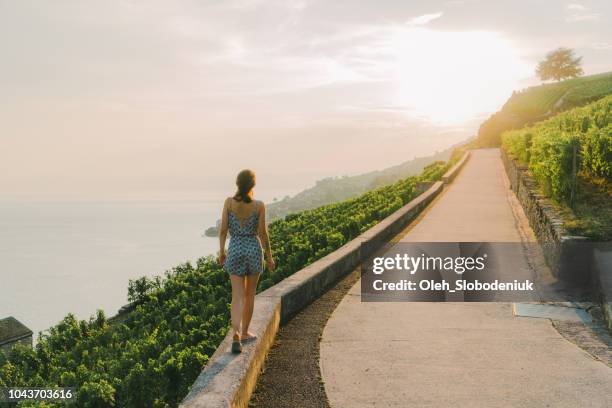 frau, blick auf den malerischen blick auf die weinberge in der nähe genfersee - schweiz stadt landschaft stock-fotos und bilder