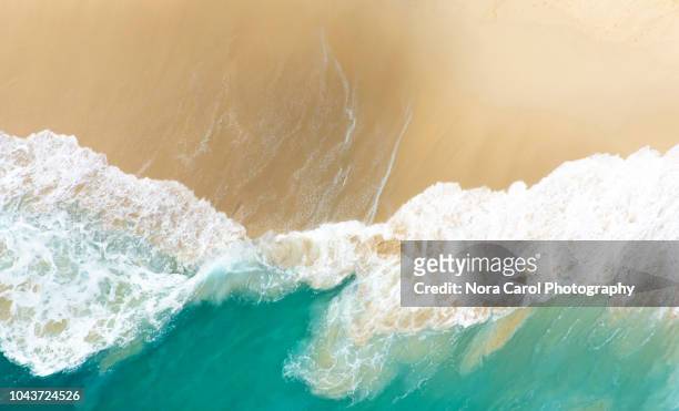 aerial view of clear turquoise sea with big waves kelingking beach in nusa penida - wasserrand stock-fotos und bilder
