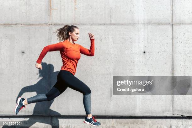 屋外を実行する若いスポーツ選手 - running woman ストックフォトと画像