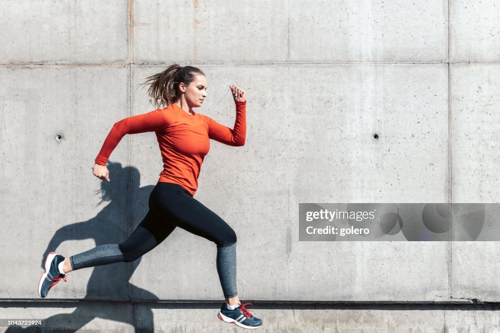 Jonge sportvrouw die actief buiten