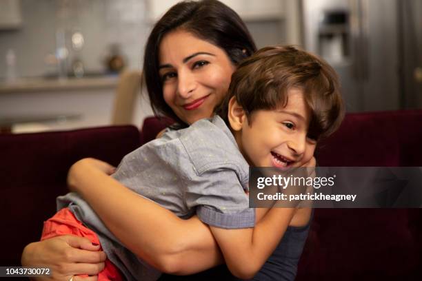 mãe e filho dentro de casa - persian culture - fotografias e filmes do acervo