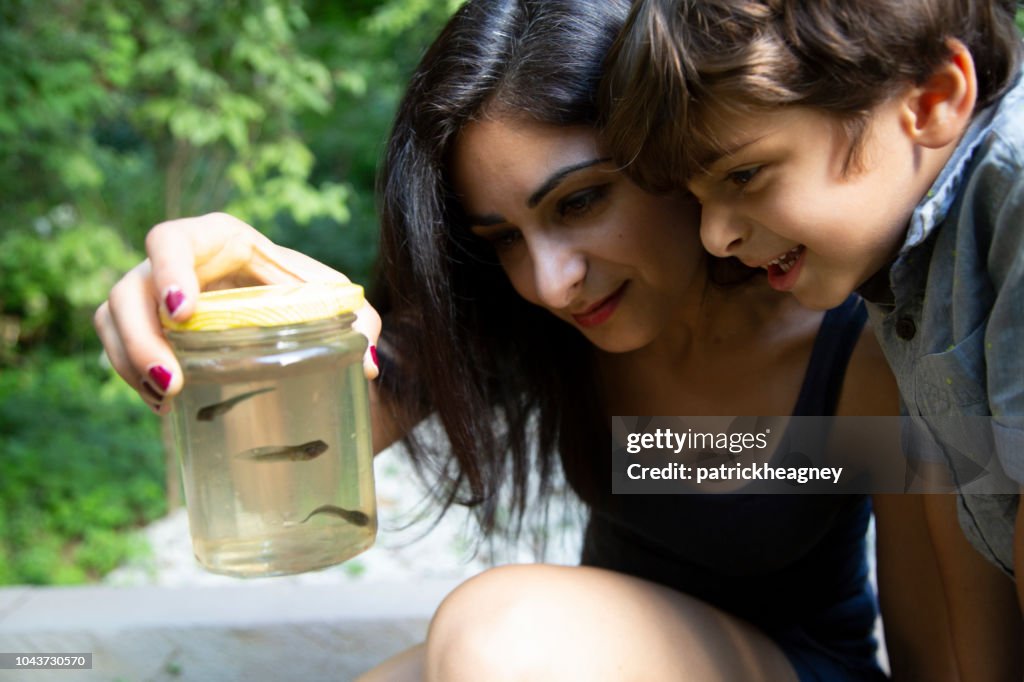 Mutter und Sohn mit Kaulquappen