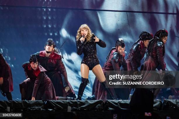 Reputation Band 1,659 Taylor Swift Reputation Stock Photos, High-Res Pictures, and ...