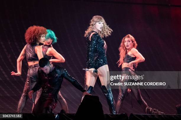 Reputation Band 1,659 Taylor Swift Reputation Stock Photos, High-Res Pictures, and ...