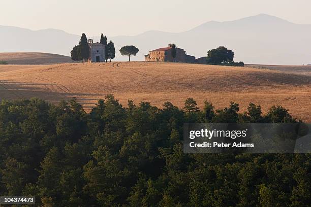 farmhouse & church, val d' orcia, tuscany, italy - masseria foto e immagini stock