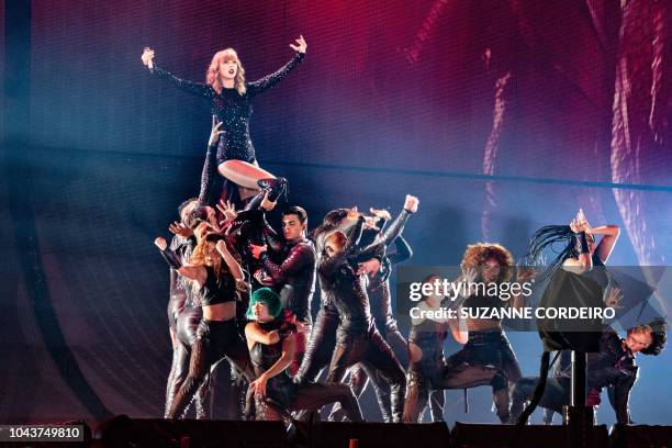Reputation Band 1,659 Taylor Swift Reputation Stock Photos, High-Res Pictures, and ...