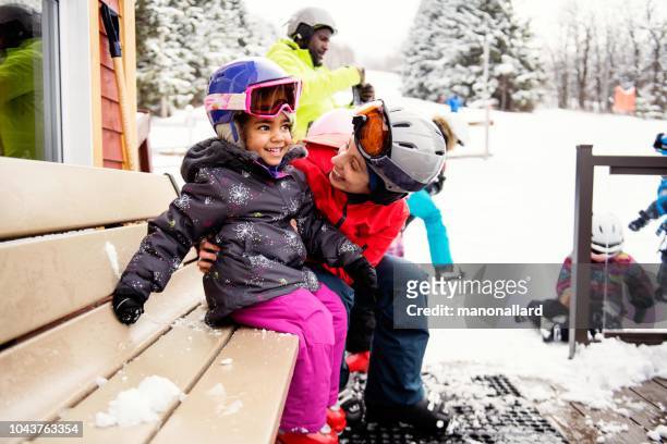 多族裔家庭與他們的朋友 skying - 冬季運動 個照片及圖片檔