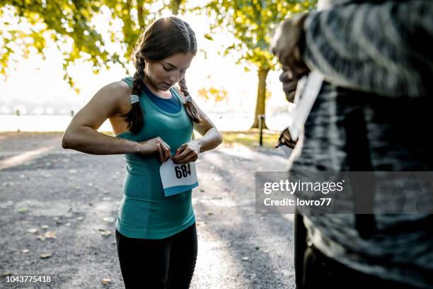 andiamo alla maratona - pettorina foto e immagini stock