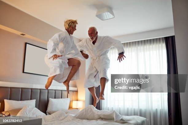 couple de personnes âgées s’amuser dans la chambre d’hôtel - peignoir photos et images de collection